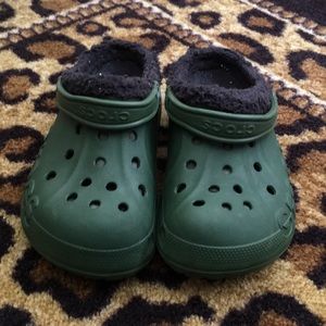 green fur crocs